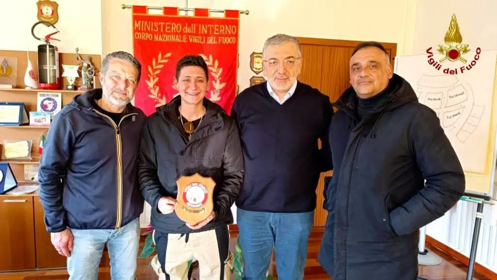 avellino donna balcone bambino salvata