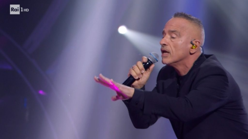 Sanremo Eros Ramazzotti lancia messaggio pace