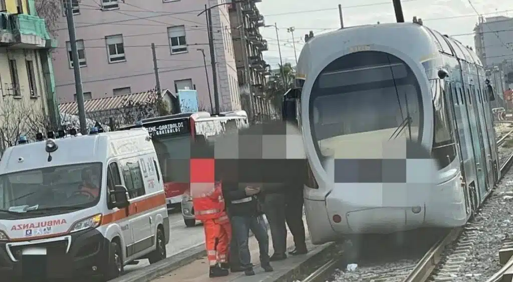 napoli prende pugni autista tram