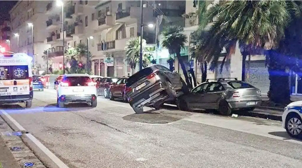 napoli sbanda auto contro vetture sosta 20 febbraio