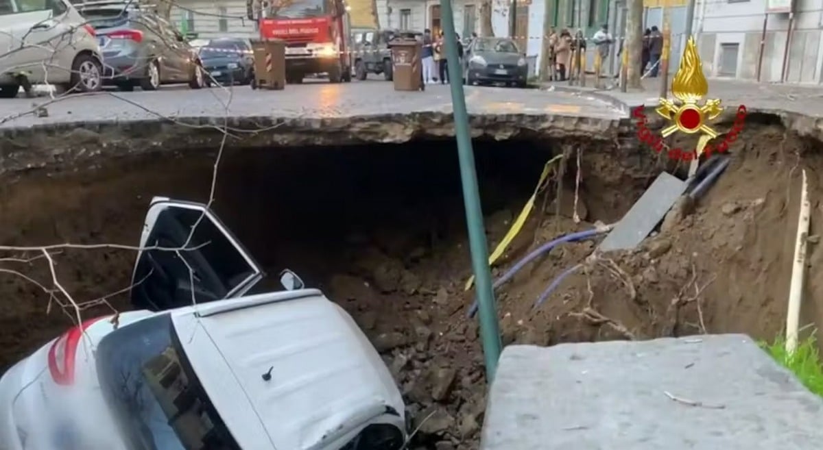 napoli-sopravvissuti-auto-voragine-vomero