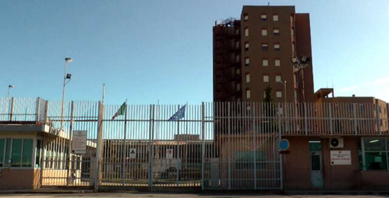 benevento detenuto aggredsce medico carcere incendio