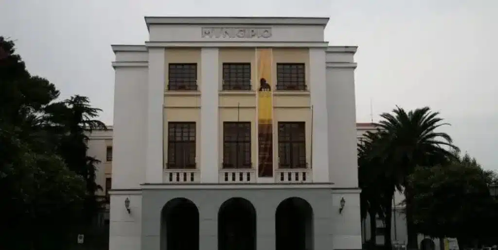 cava de tirreni funzionario preso pugni