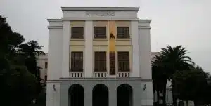 cava de tirreni funzionario preso pugni