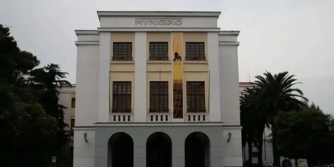 cava de tirreni funzionario preso pugni