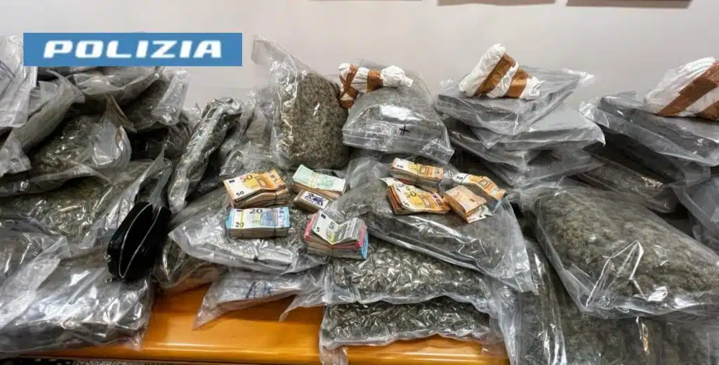 Napoli, trovato in possesso di 150 chilogrammi di droga e 4 pistole: arrestato 40enne