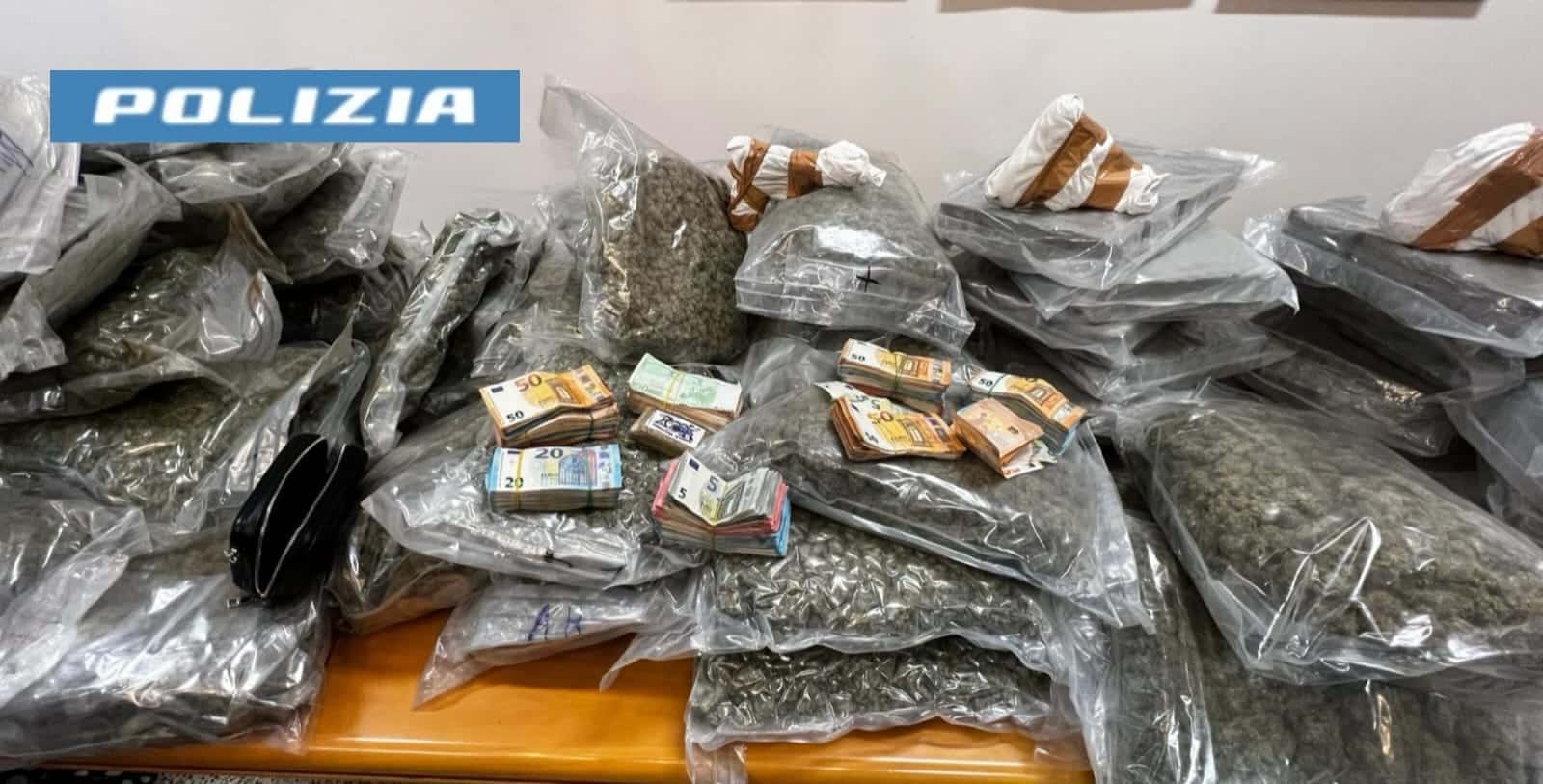 Napoli, trovato in possesso di 150 chilogrammi di droga e 4 pistole: arrestato 40enne
