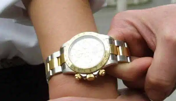 Sanremo rubano orologio turista