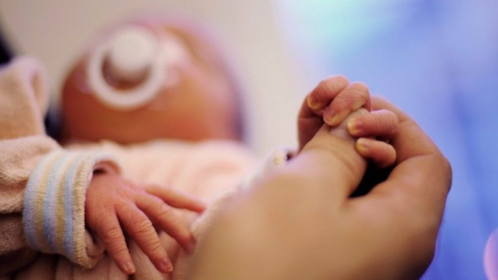 milano neonato abbandonato androne palazzo biglietto 1 febbraio