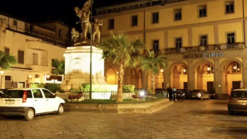 aversa agente polizia municipale colpito pugno volto
