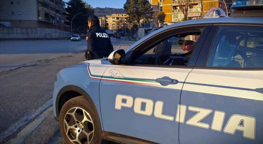 caserta ricercato violenza sessuale machete zaino arrestato