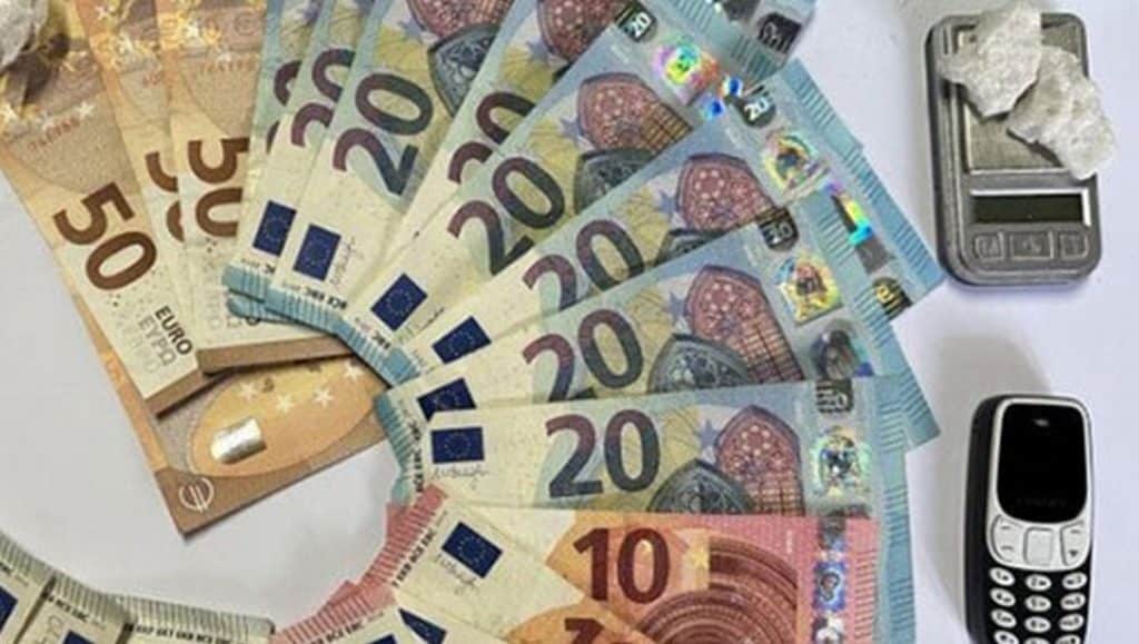 nocera superiore lancia droga balcone durante notifica
