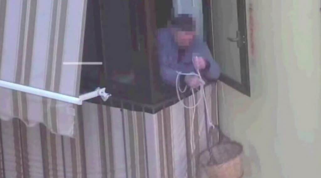 catania-arresti-spacci-droga-cesto-vimini-balcone