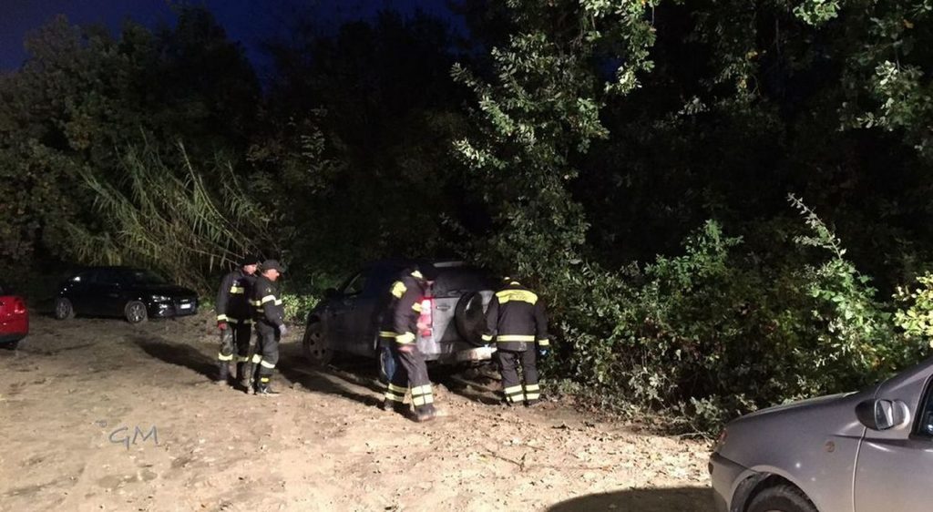 agropoli sbaglia manovra auto dirupo
