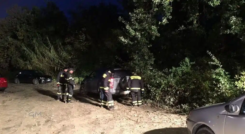 agropoli sbaglia manovra auto dirupo