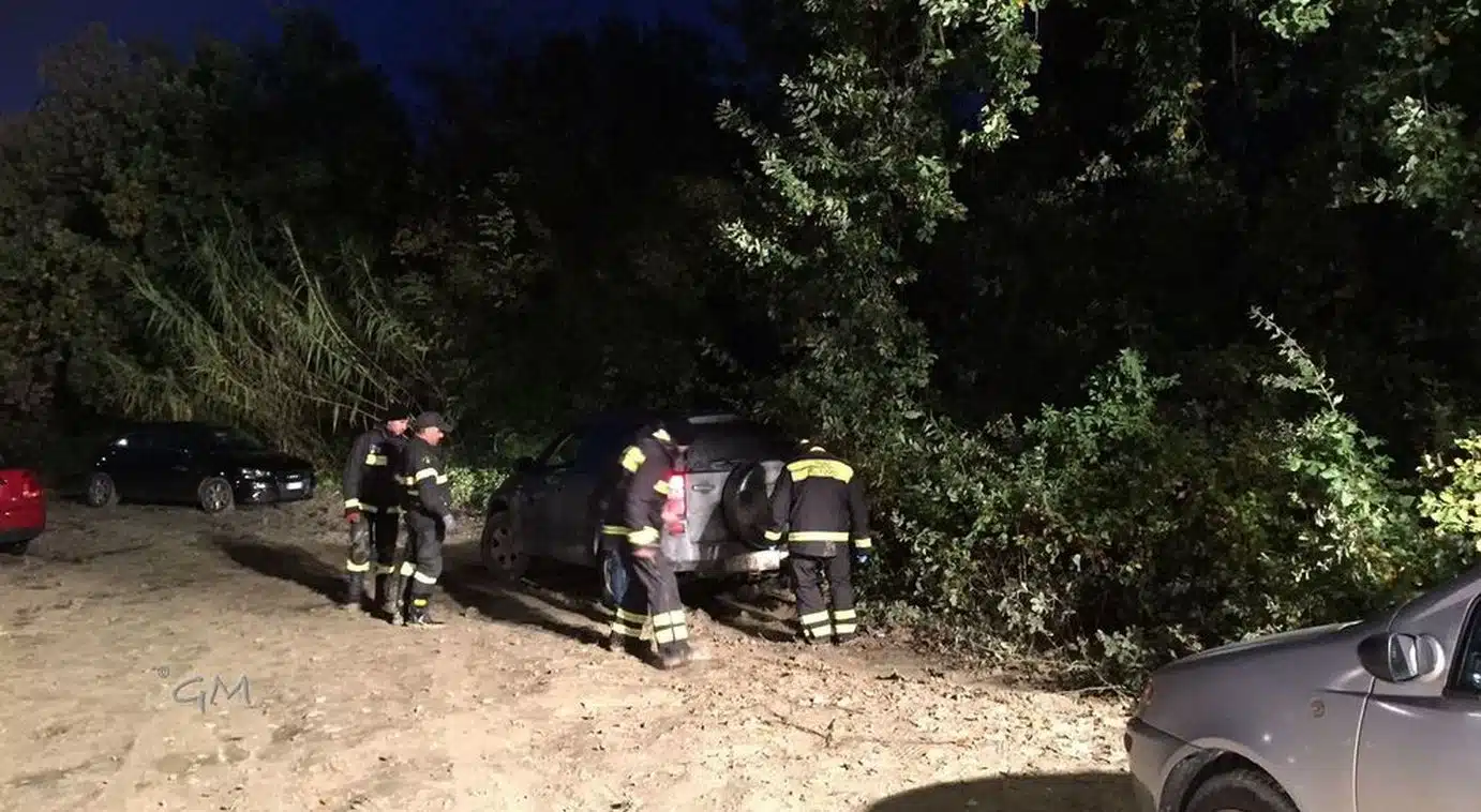 agropoli sbaglia manovra auto dirupo