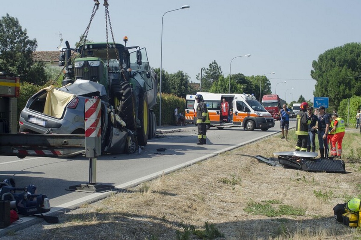 firenze carrello rimorchio sfonda auto morto