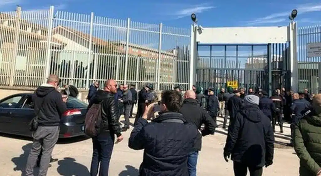 FOGGIA DETENUTI PICCHIATI CARCERE ARRESTATI