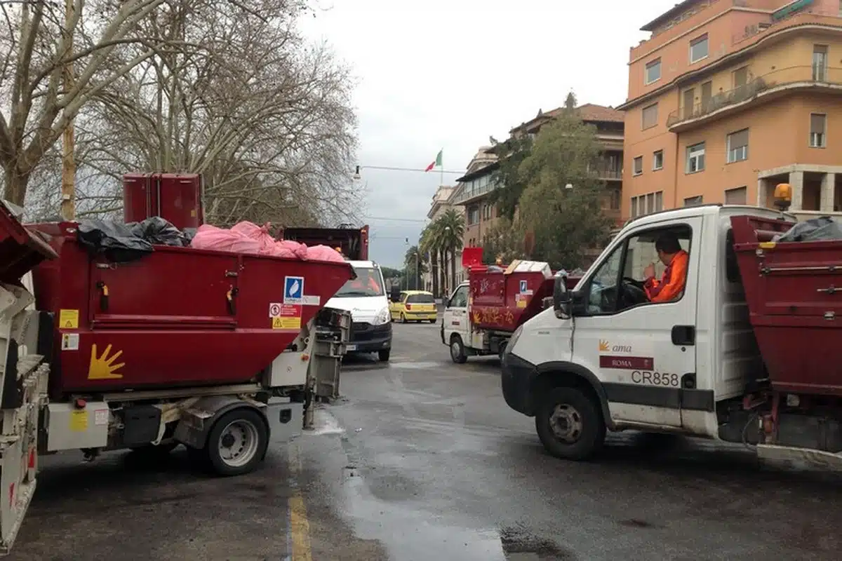 frosinone operaio cade compattore raccolta rifiuti morto oggi 13 marzo