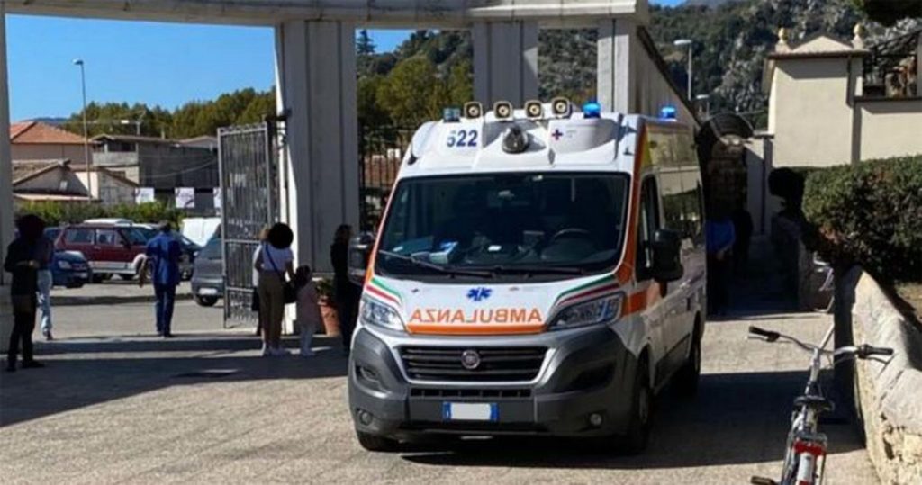 operai precipitano impalcatura cimitero cesa