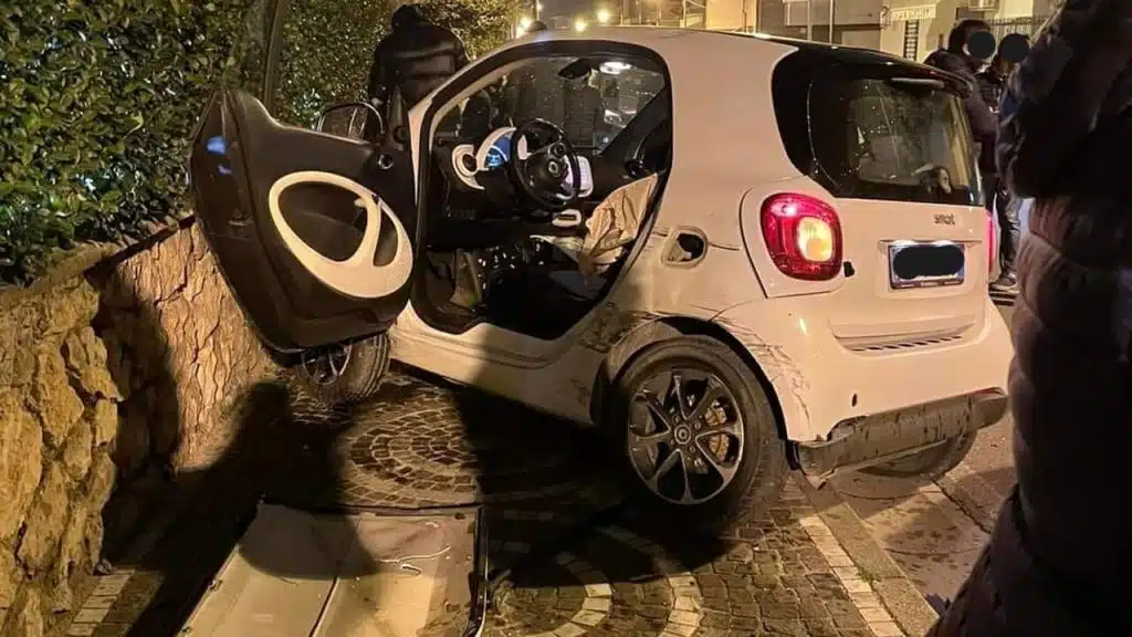 lusciano auto contro muro