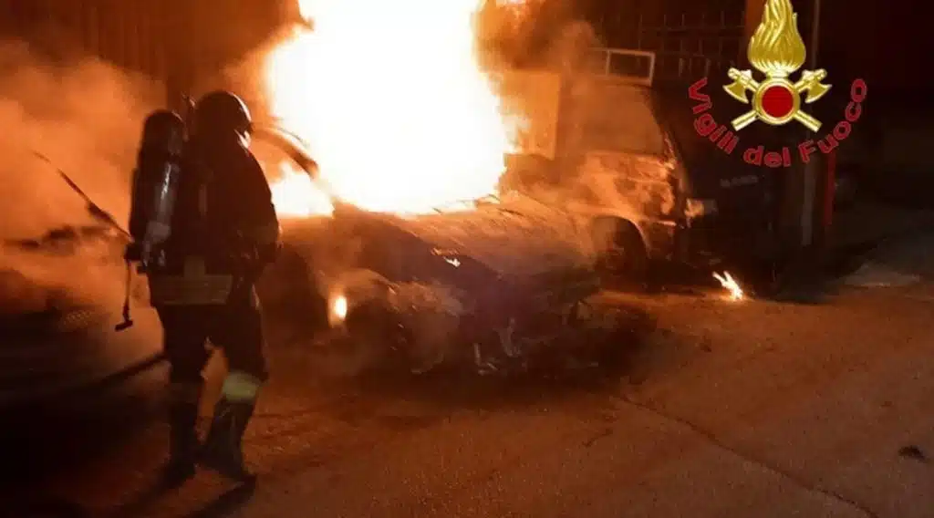 Incendio auto via Parmenide Salerno