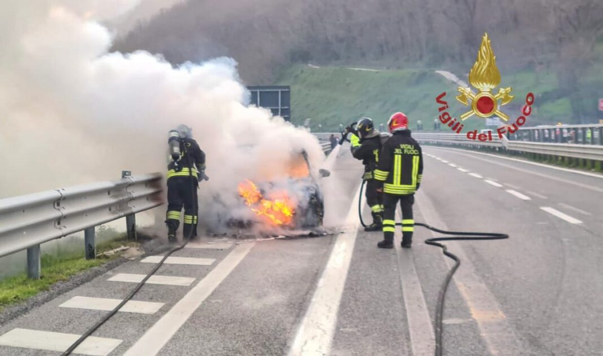 monteforte irpino auto prende fuoco autostrada a16