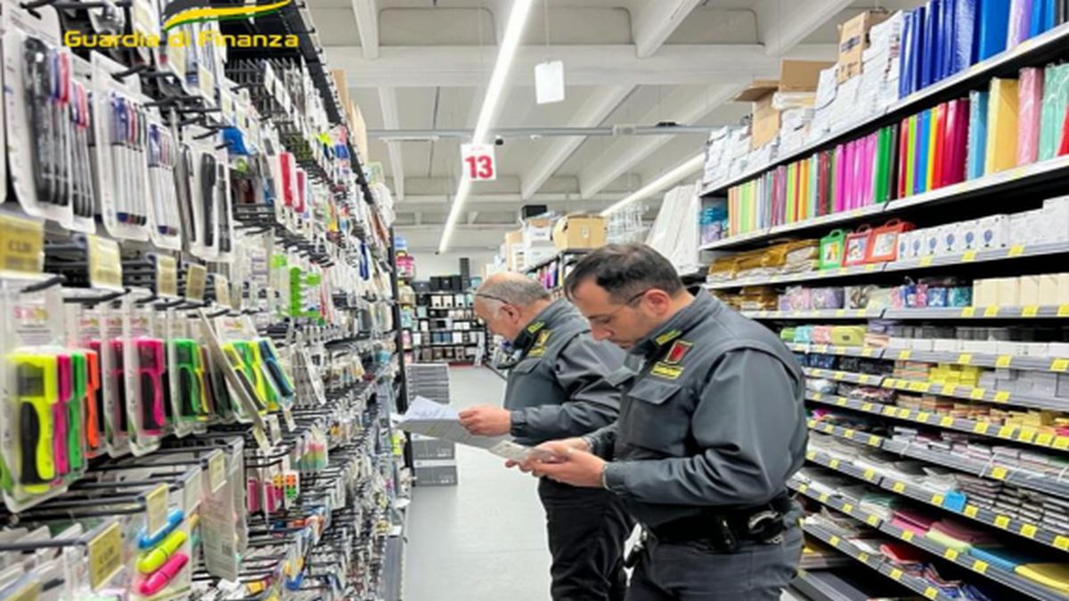 san giorgio sannio sequestro materiale scolastico cartoleria