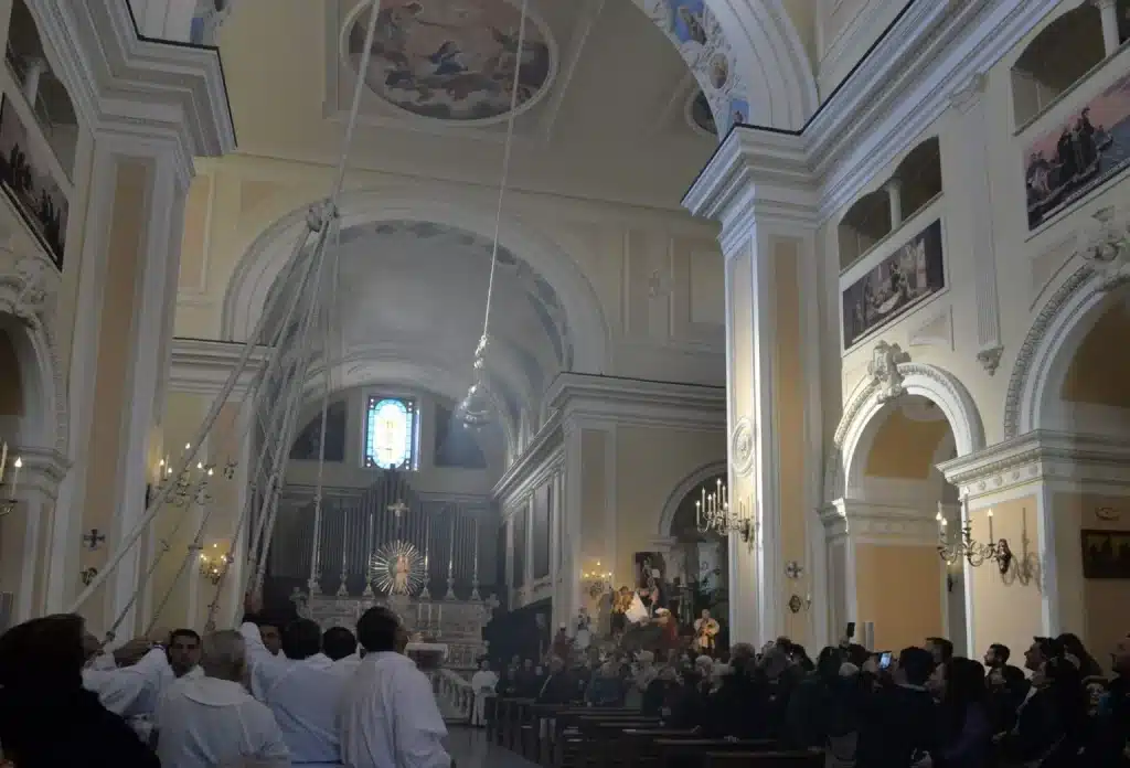 cava de' tirreni lancio incensiere chiesa ferito