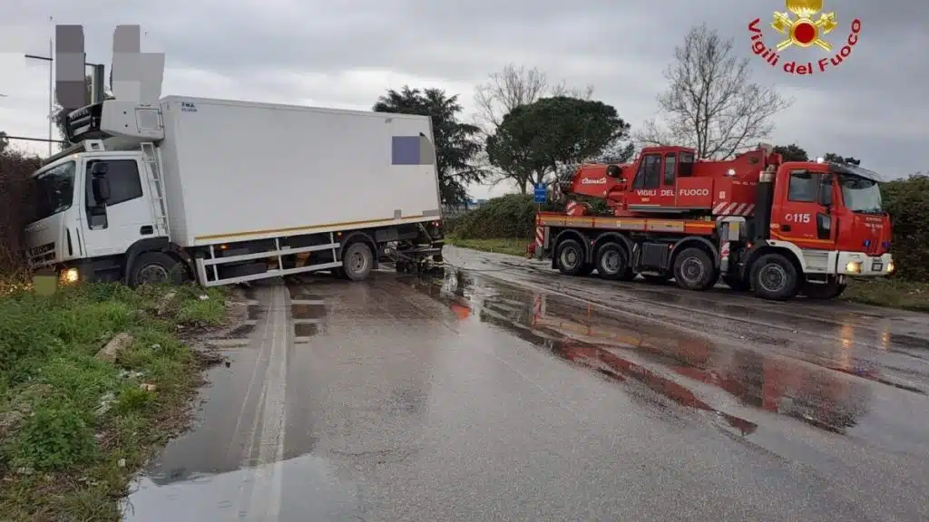 incidente-strada-statale-sannitica-autogru-recupera-tir
