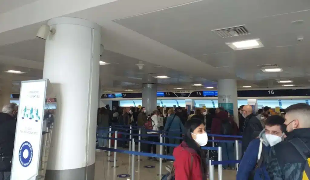 napoli ricercato violenza sessuale arrestato aeroporto