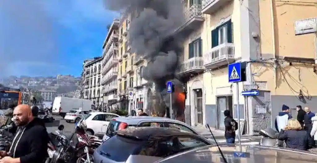 napoli incendio locale riviera chiaia oggi 20 marzo