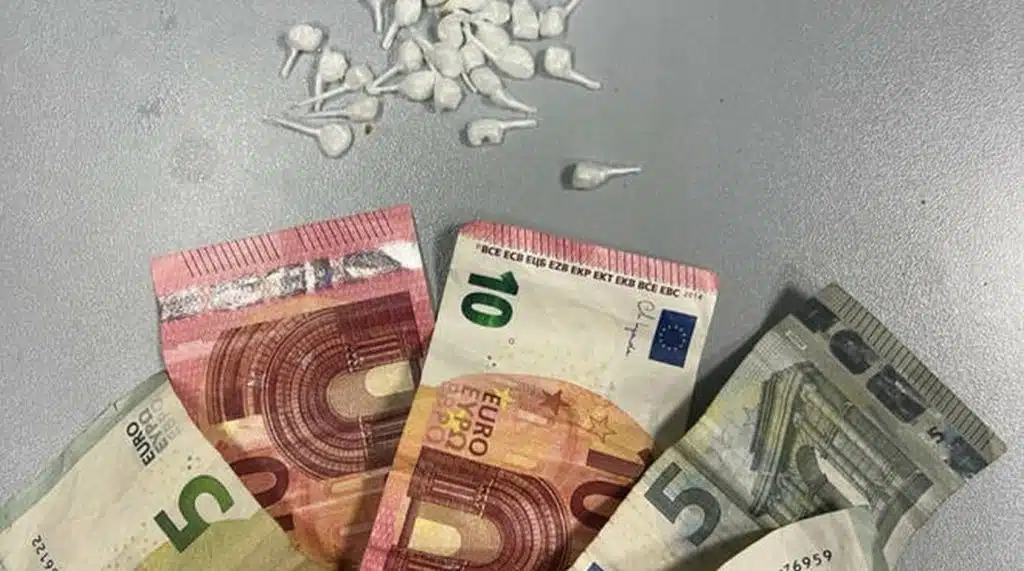 napoli droga cellulari arrestato 13 marzo