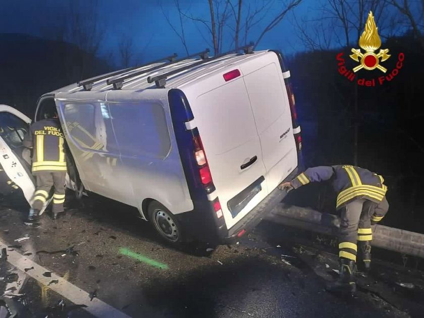 furgone contro guardrail autostrada eboli battipaglia 9 aprile