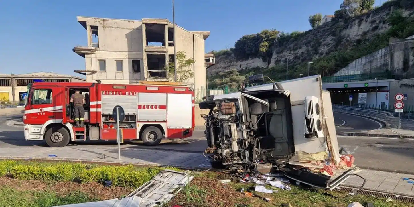 pozzuoli camion carni si ribalta oggi 30 aprile