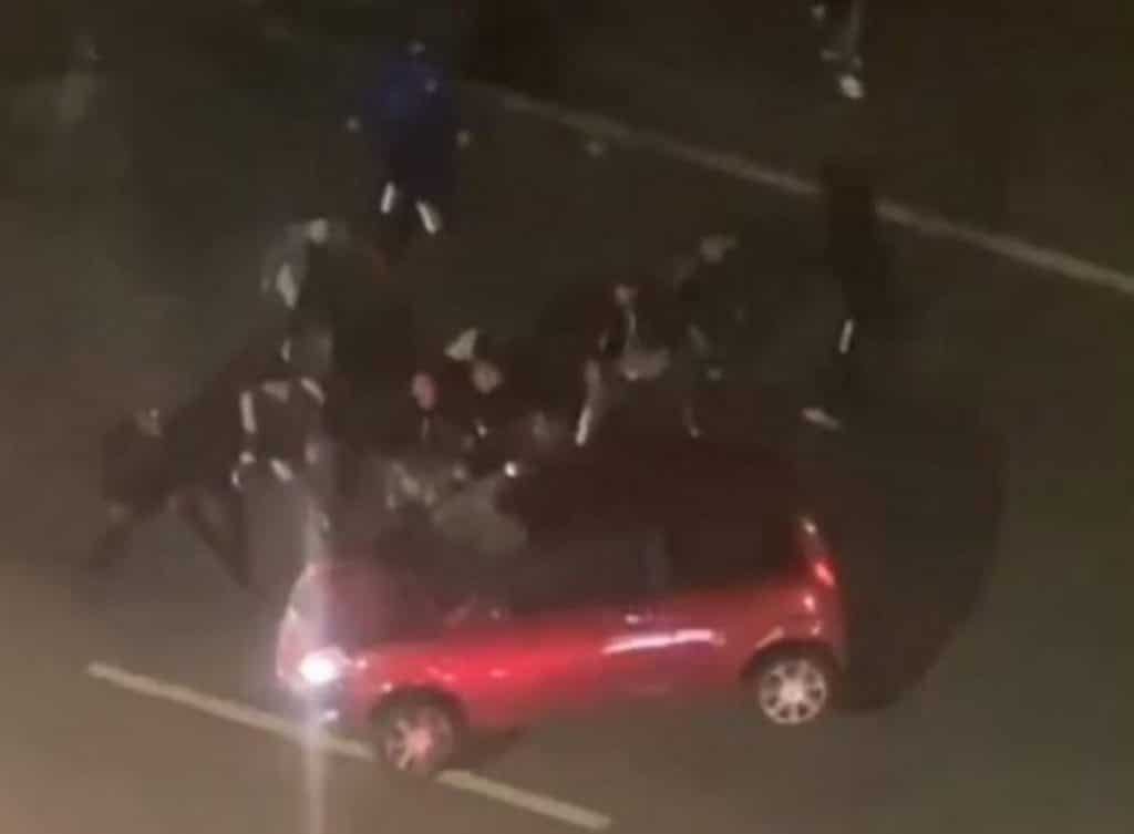 napoli auto contro pensilina bus si ribalta 5 aprile