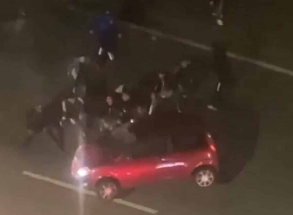napoli auto contro pensilina bus si ribalta 5 aprile