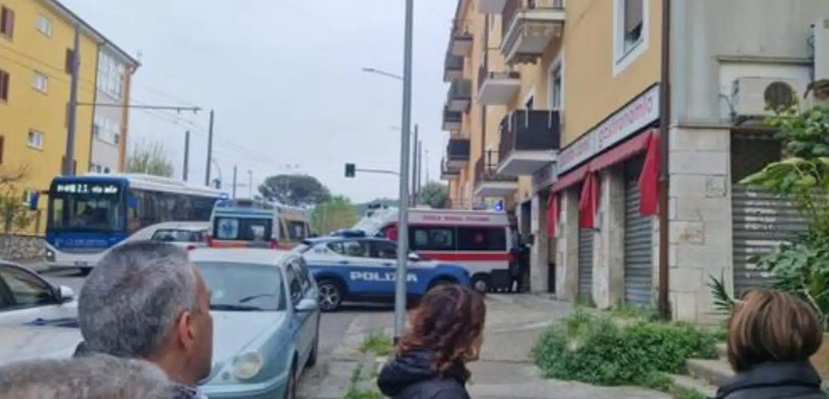 avellino donna barricata casa oggi 11 aprile