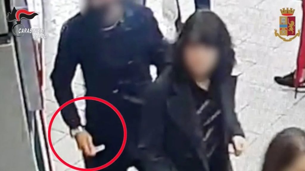 Napoli borseggiatore seriale arrestato due volte stesso carabiniere