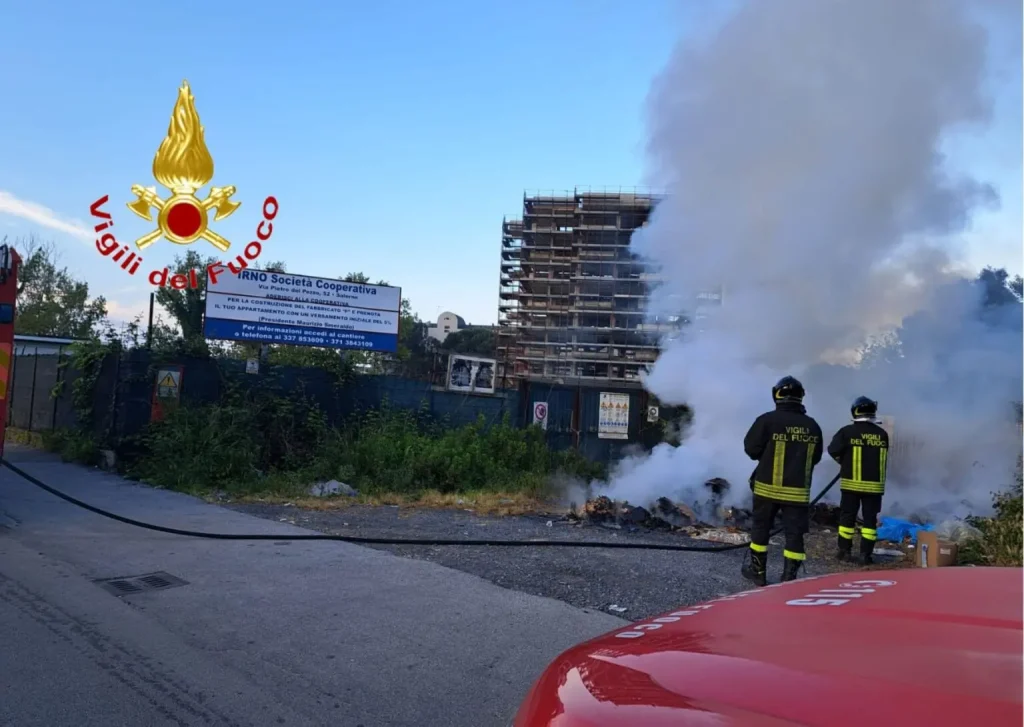 incendio rifiuti salerno 23 aprile
