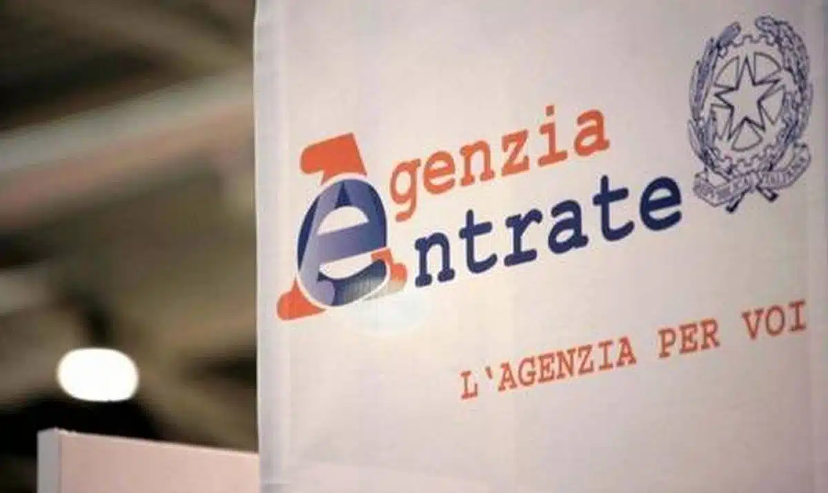roma mazzette pranzi pagati arrestati agenzia entrate