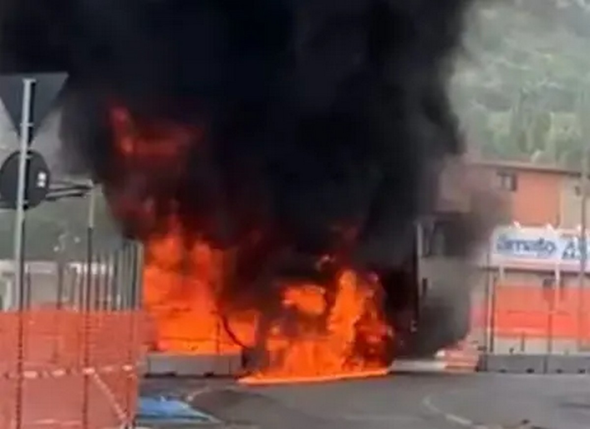 nocera inferiore camion prende fuoco autostrada