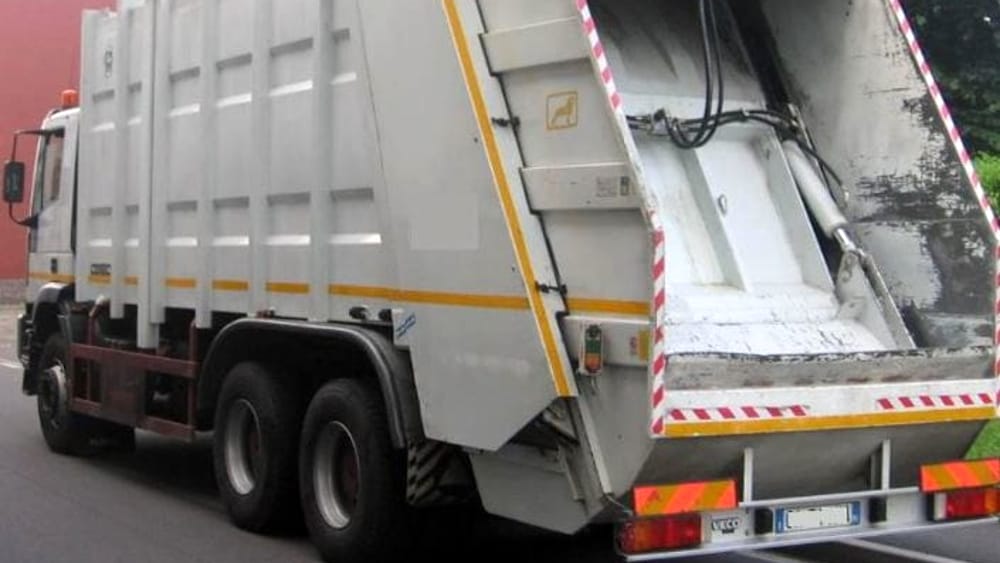 furto portico caserta gasolio batterie camion raccolta rifiuti