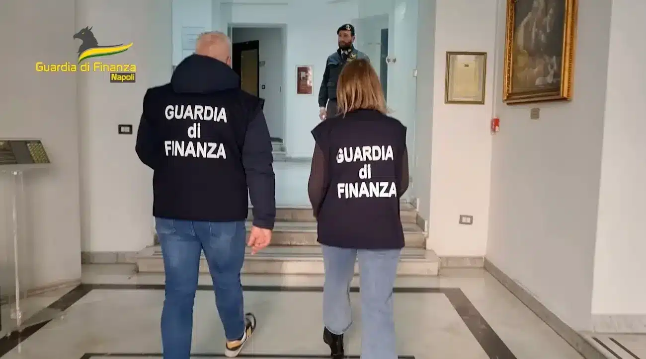 napoli maxi sequestro beni indagati banconote false