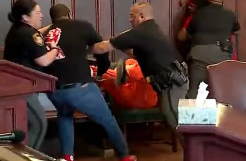 caserta perseguita ex aggredisce poliziotti arrestato
