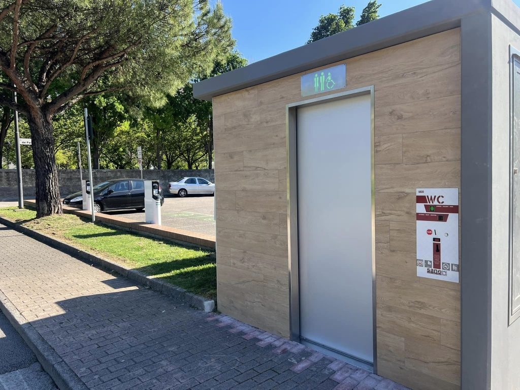 Baronissi, installati i primi servizi igienici pubblici autopulenti