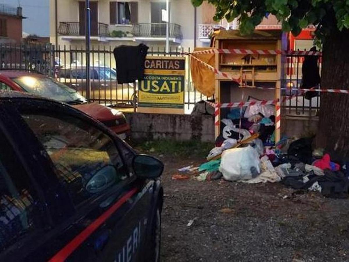 bergamo uomo morto soffocato cassonetto vestiti usati