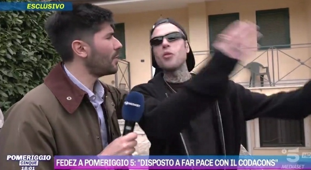 fedez pomeriggio 5 chiede fare auguri chiara