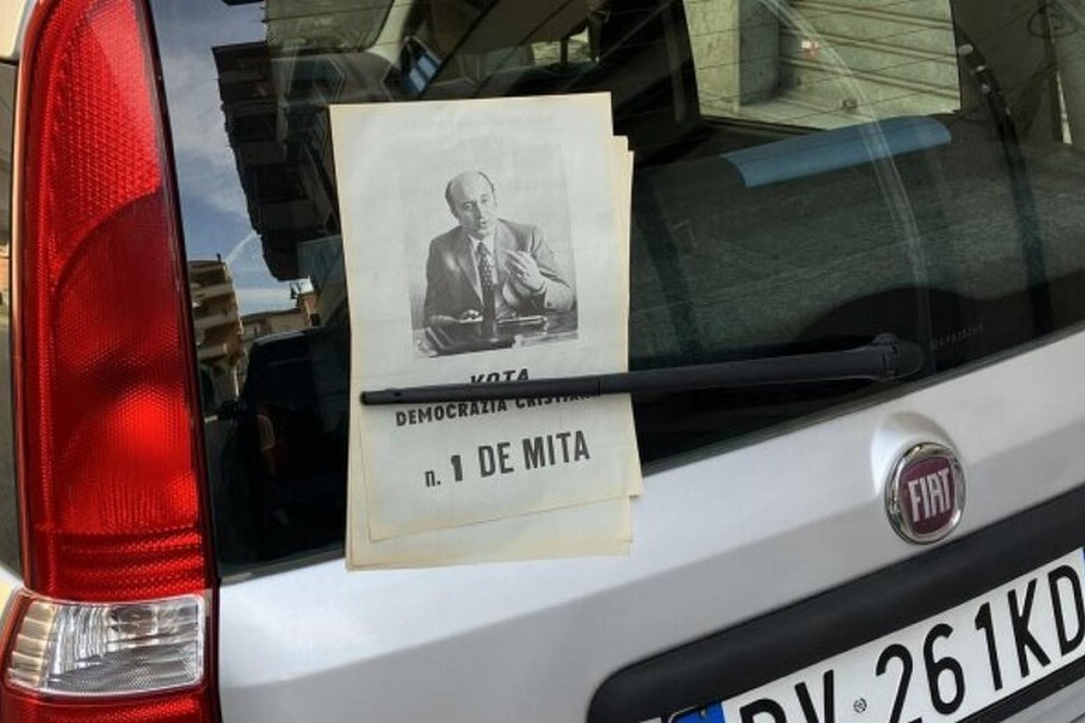 Avellino spuntano volantini elettorali Ciriaco De Mita