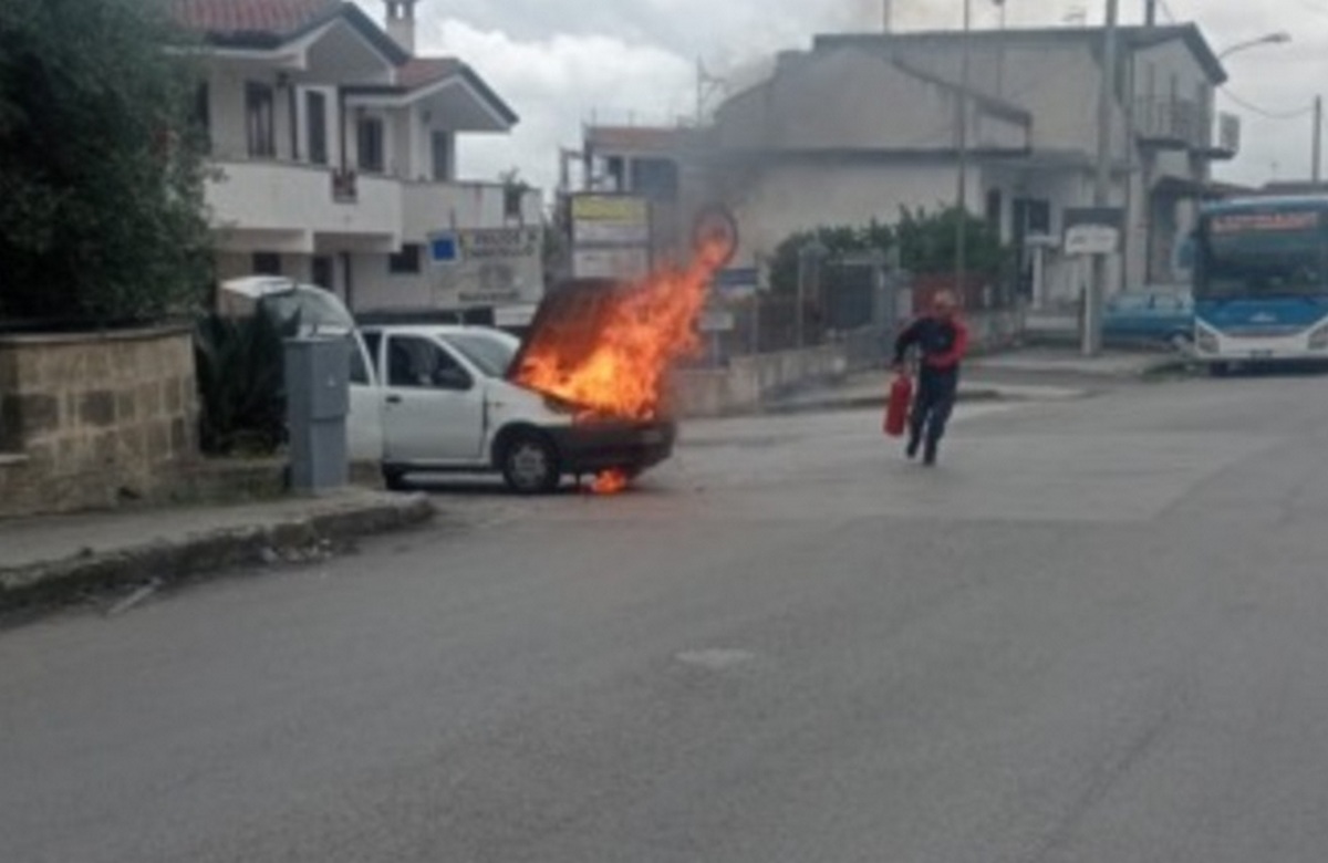 santa maria a vico auto prende fuoco